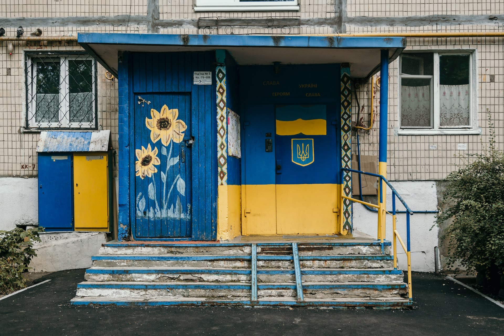 A photo of a building painted yellow and blue, the colours of the Ukrainian flag.